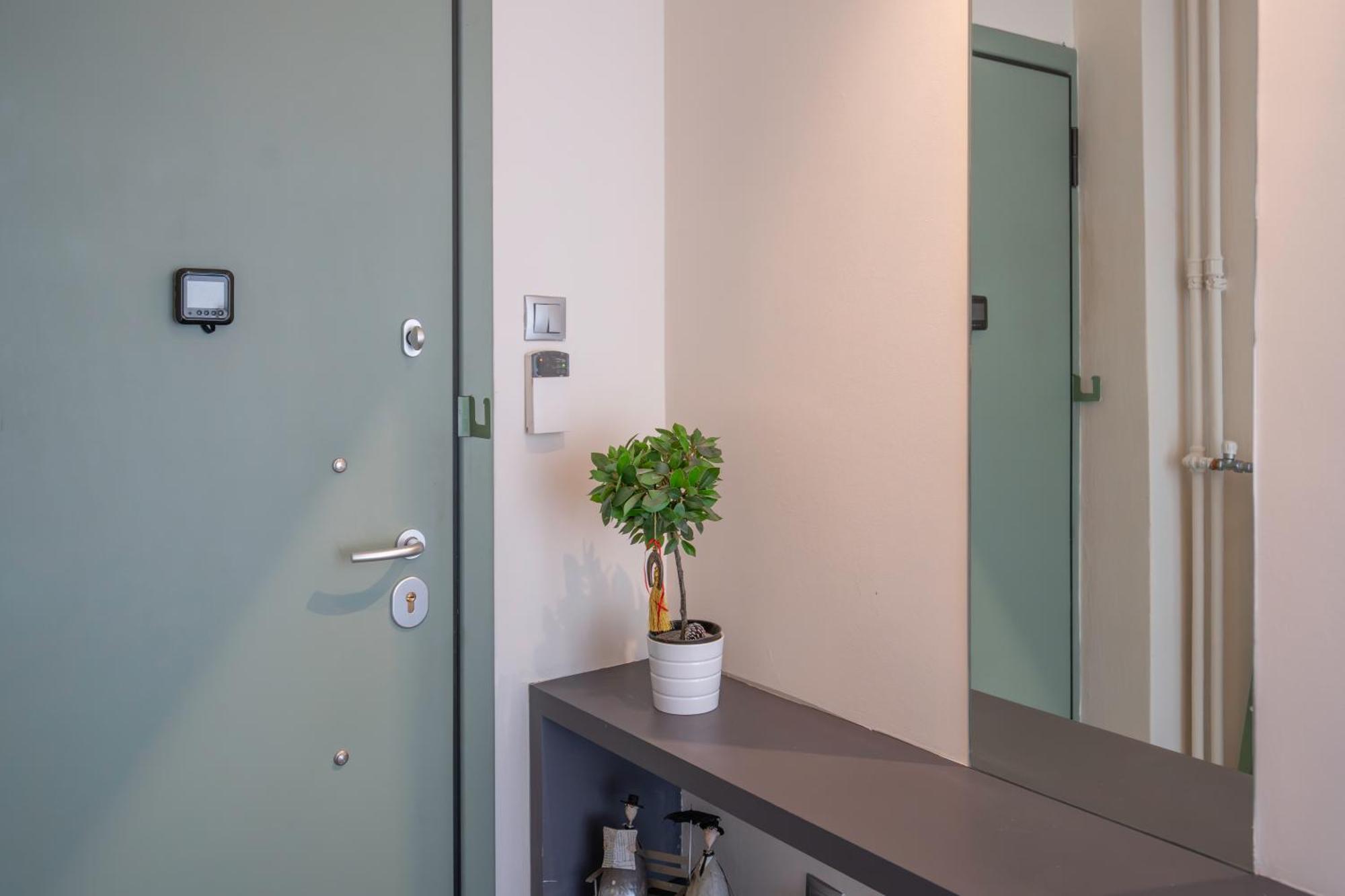City Oasis: Newly Renovated 2Br Apt In City Center Атина Екстериор снимка