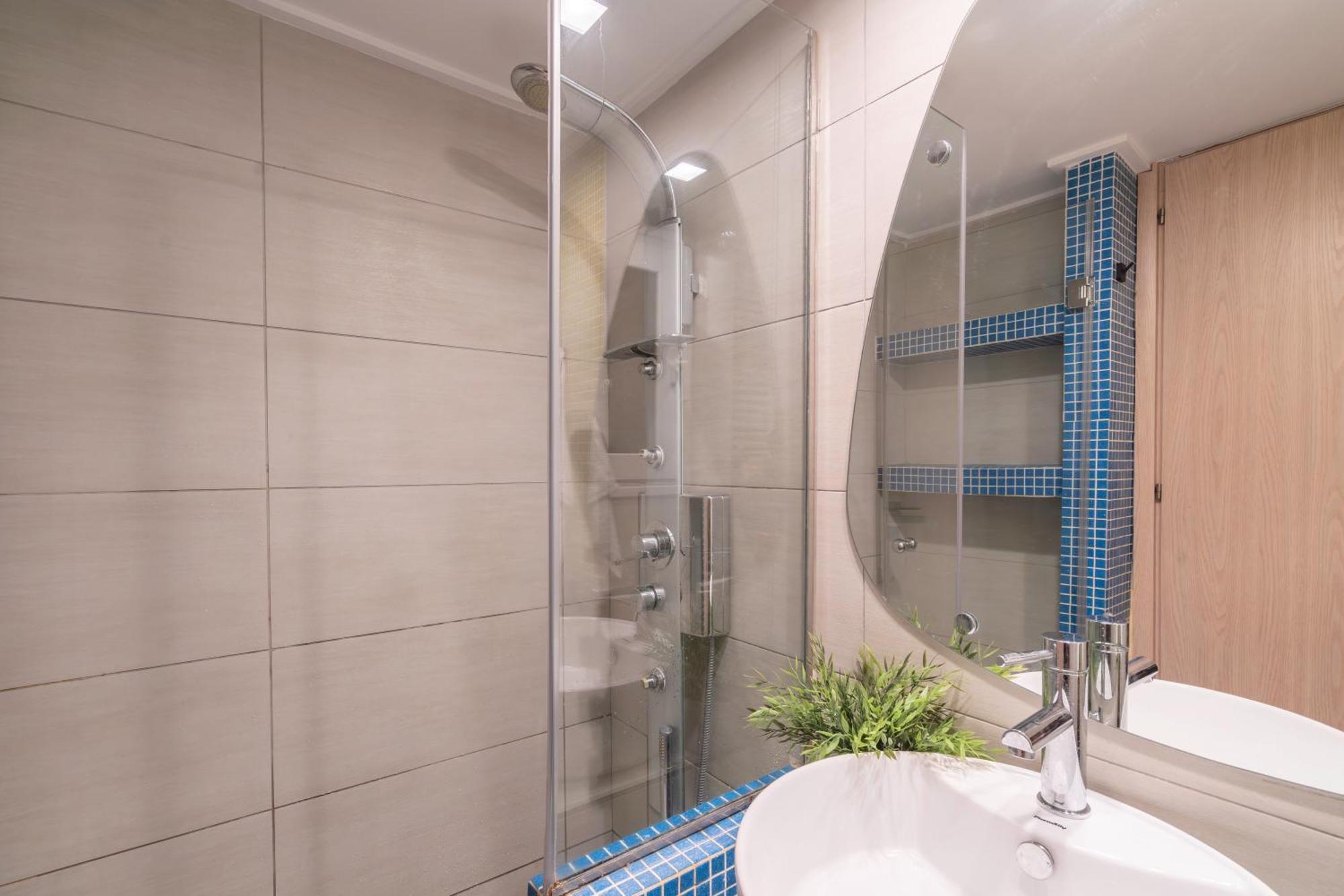 City Oasis: Newly Renovated 2Br Apt In City Center Атина Екстериор снимка
