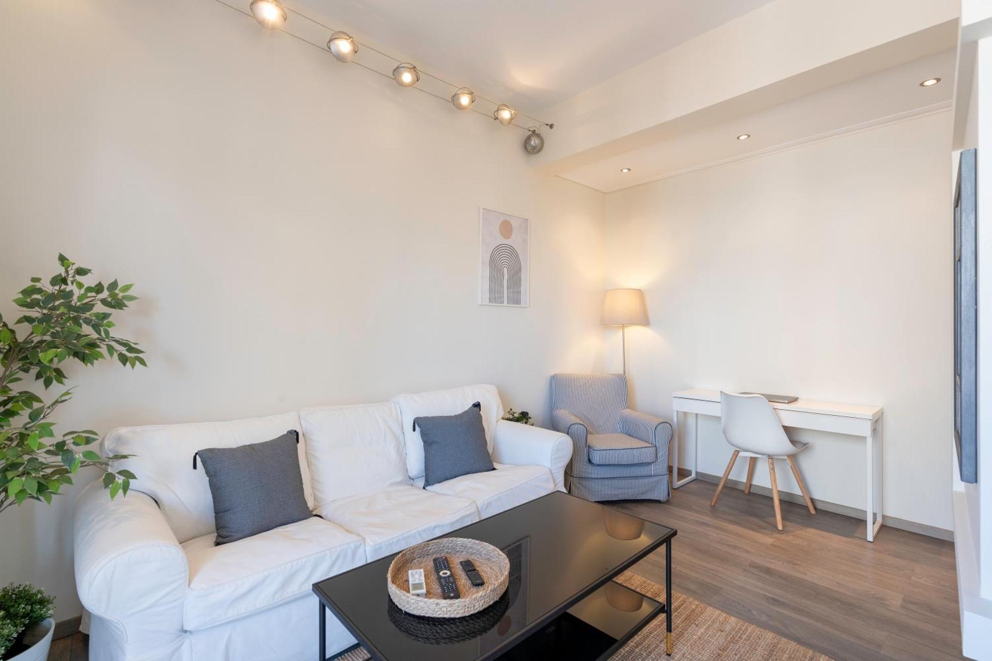 City Oasis: Newly Renovated 2Br Apt In City Center Атина Екстериор снимка