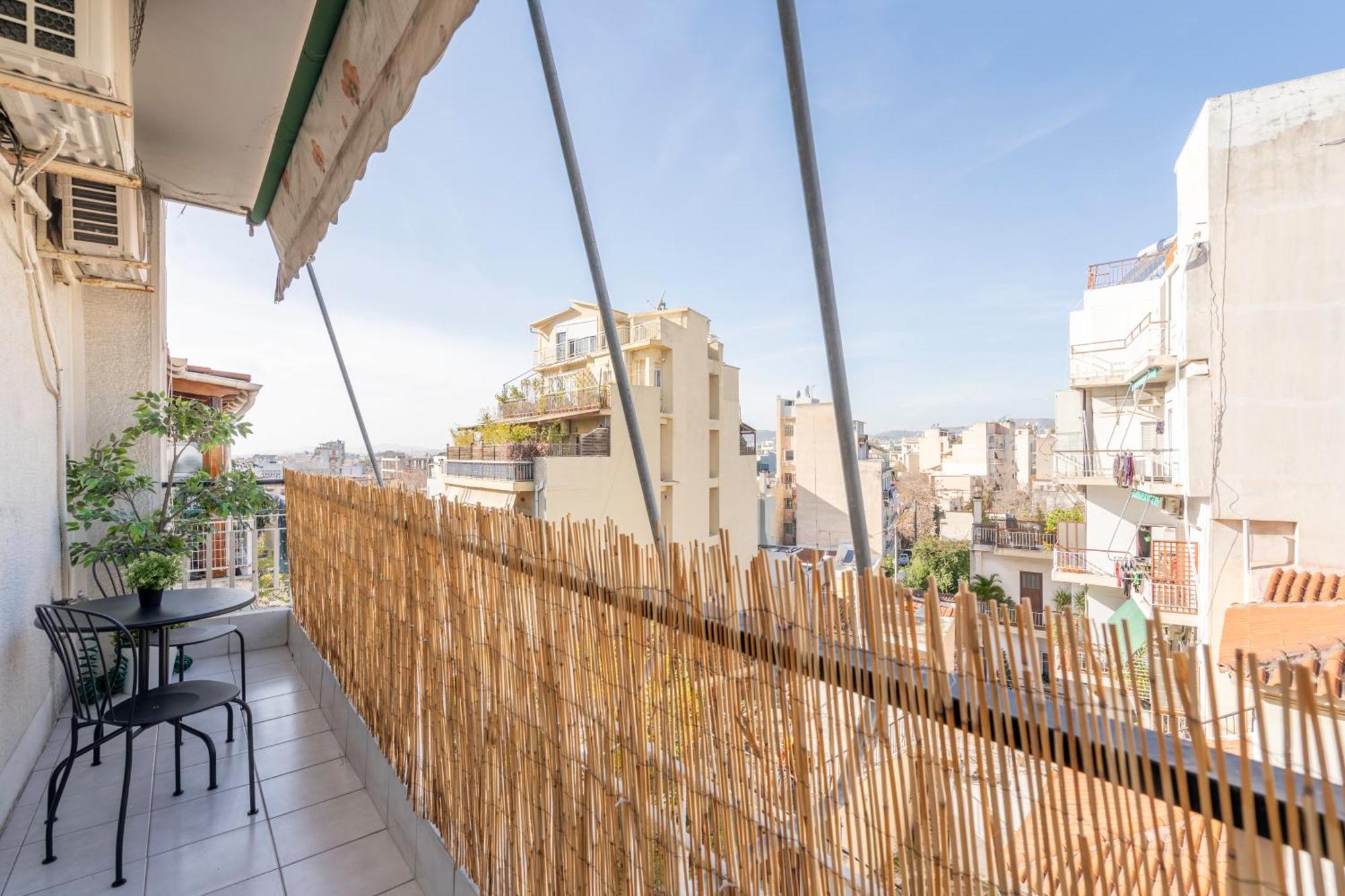 City Oasis: Newly Renovated 2Br Apt In City Center Атина Екстериор снимка