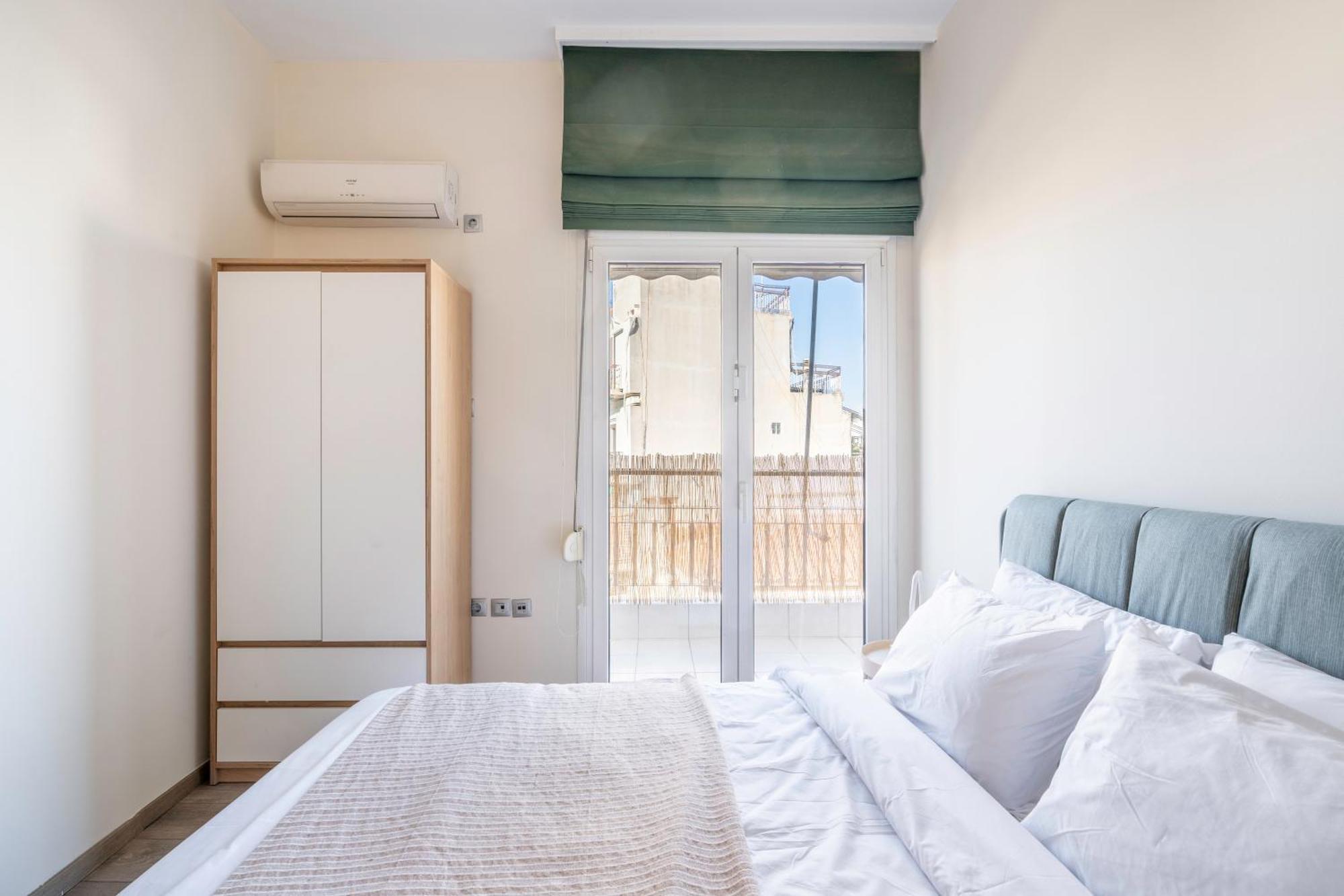 City Oasis: Newly Renovated 2Br Apt In City Center Атина Екстериор снимка
