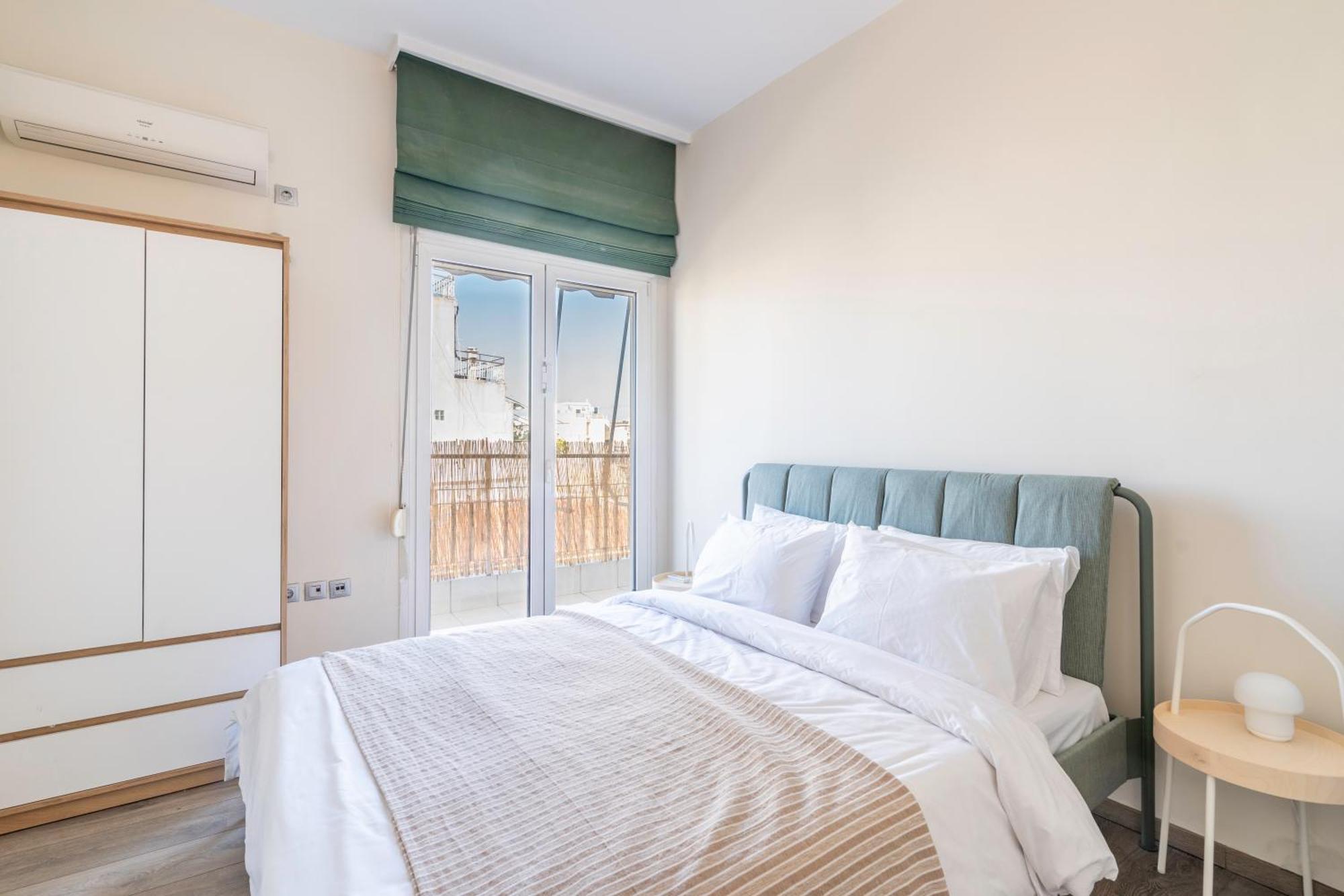 City Oasis: Newly Renovated 2Br Apt In City Center Атина Екстериор снимка