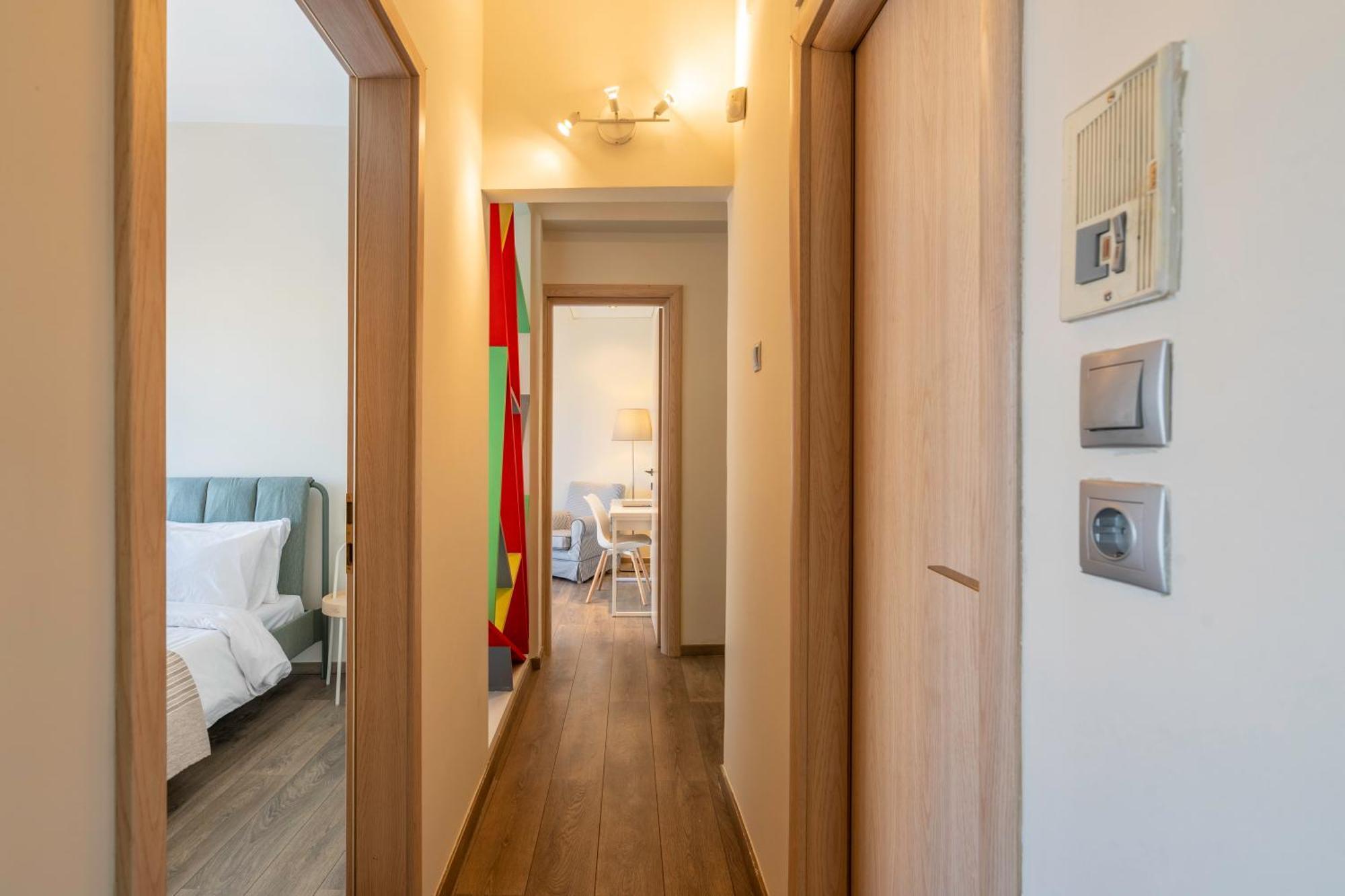 City Oasis: Newly Renovated 2Br Apt In City Center Атина Екстериор снимка