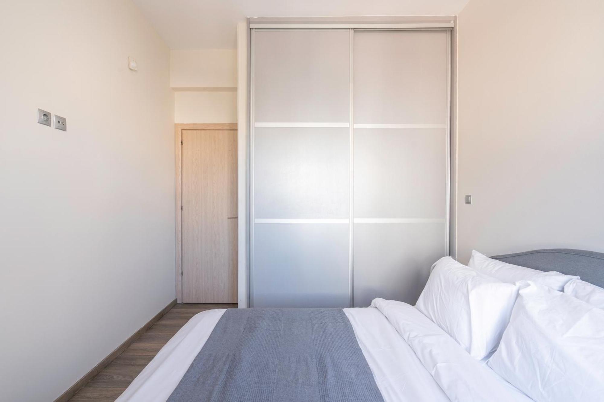 City Oasis: Newly Renovated 2Br Apt In City Center Атина Екстериор снимка