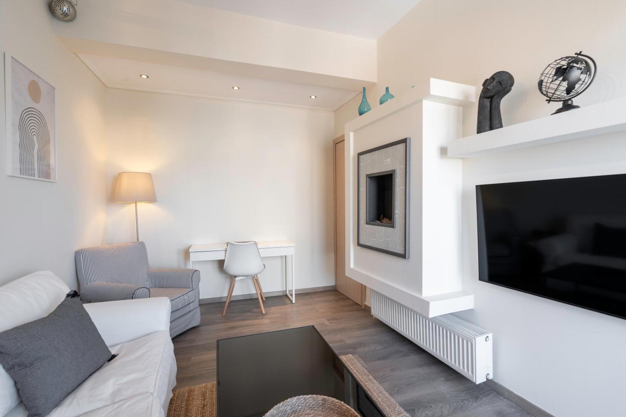 City Oasis: Newly Renovated 2Br Apt In City Center Атина Екстериор снимка