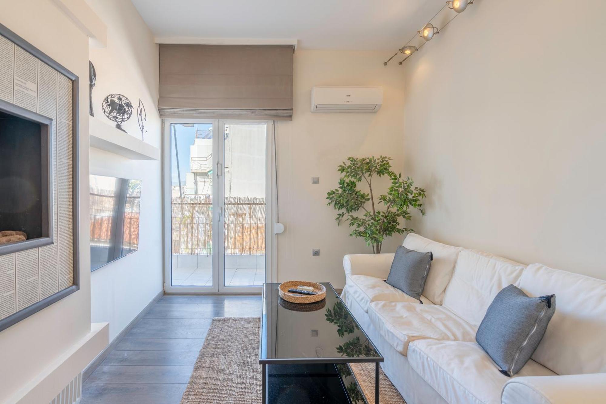 City Oasis: Newly Renovated 2Br Apt In City Center Атина Екстериор снимка