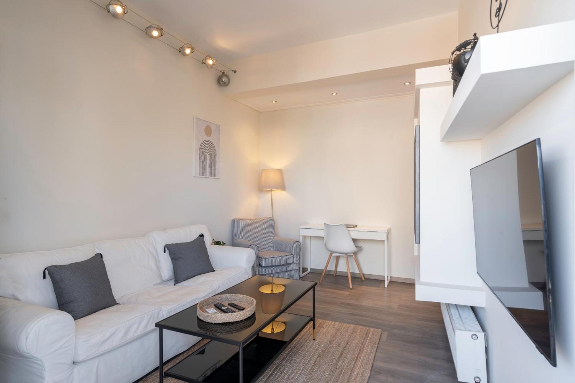 City Oasis: Newly Renovated 2Br Apt In City Center Атина Екстериор снимка