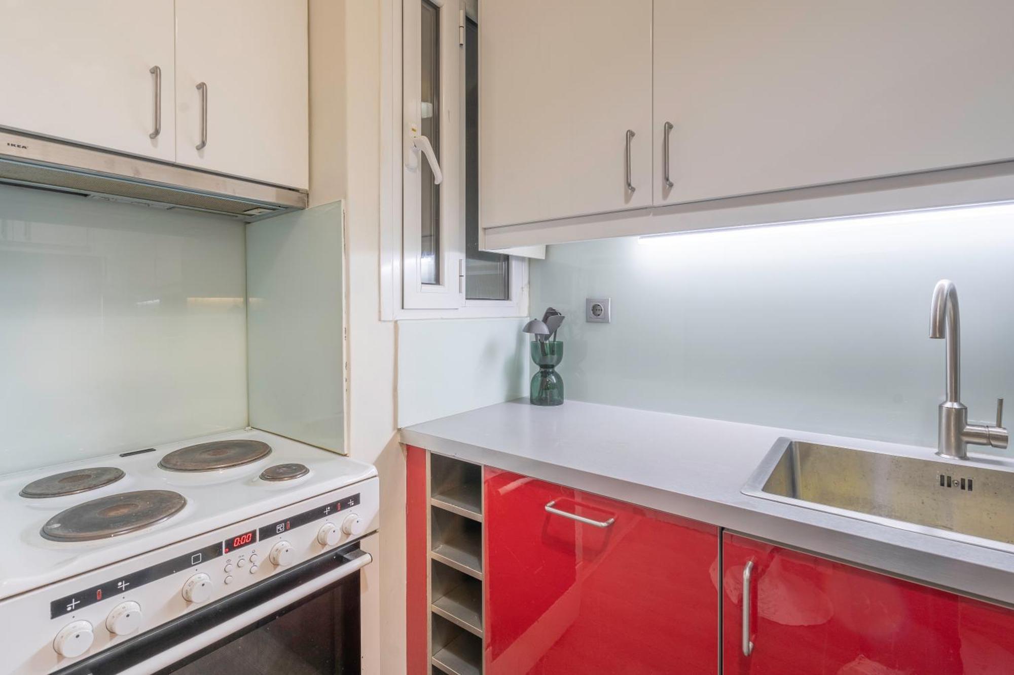 City Oasis: Newly Renovated 2Br Apt In City Center Атина Екстериор снимка