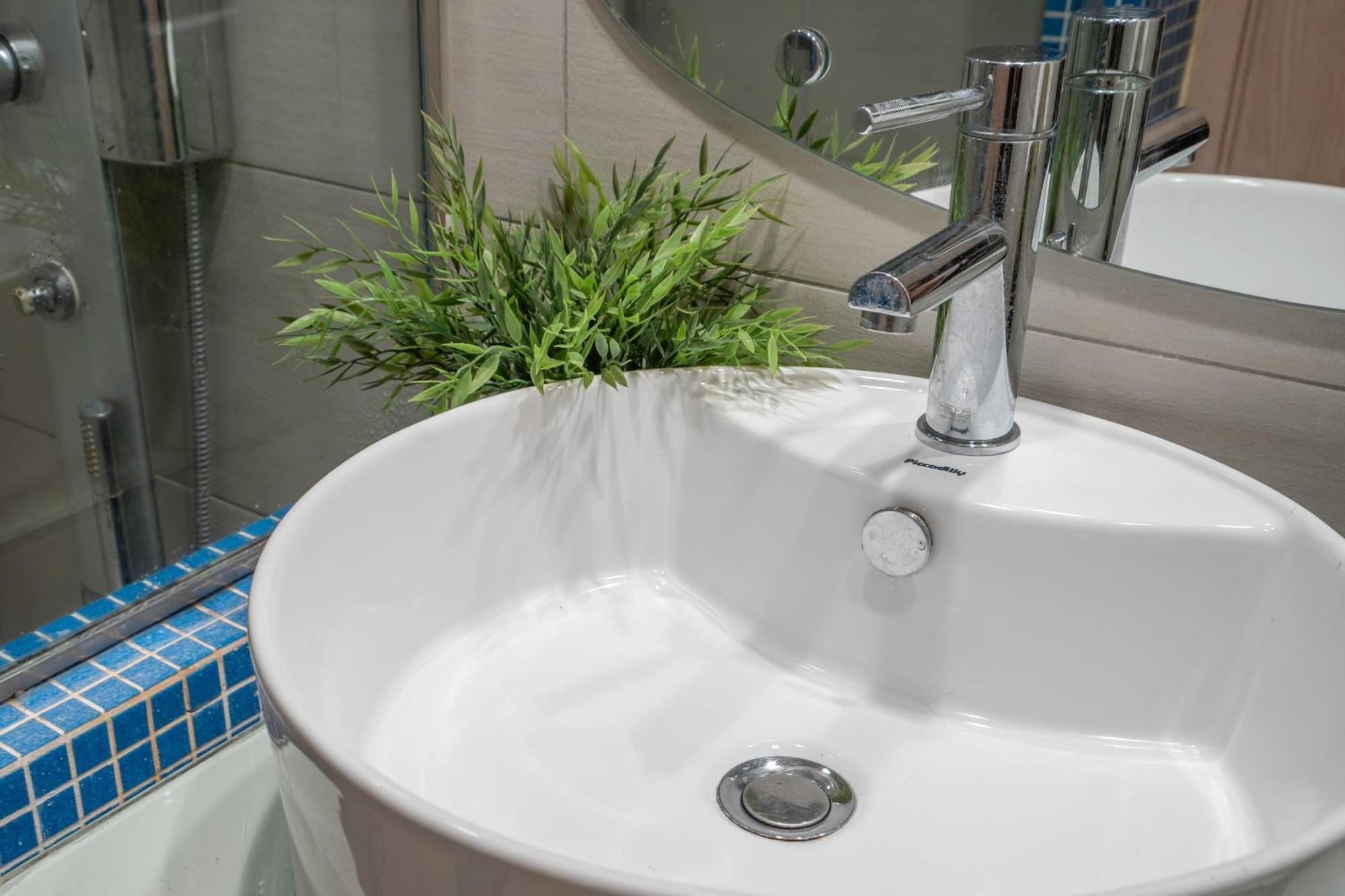 City Oasis: Newly Renovated 2Br Apt In City Center Атина Екстериор снимка