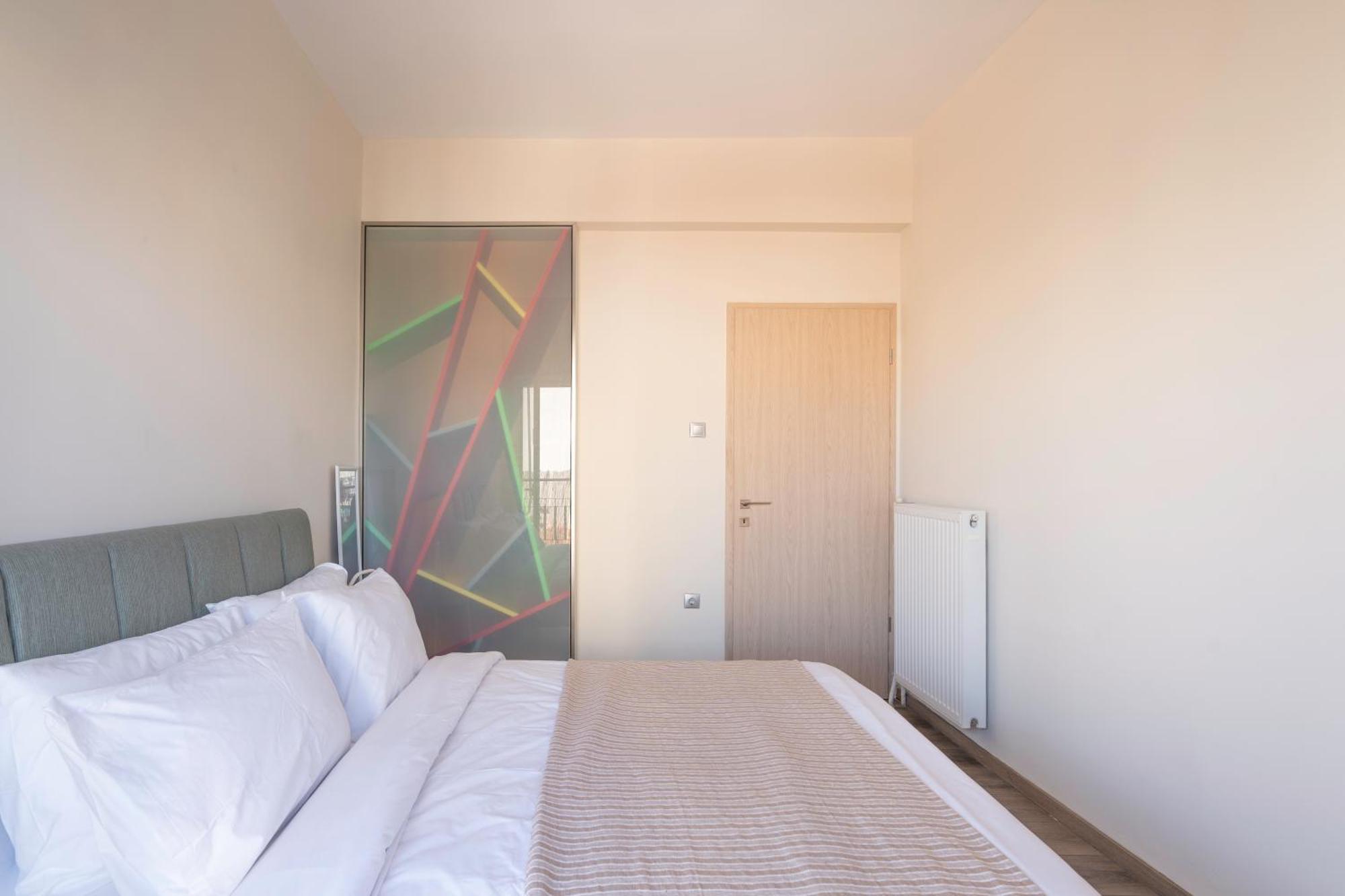 City Oasis: Newly Renovated 2Br Apt In City Center Атина Екстериор снимка